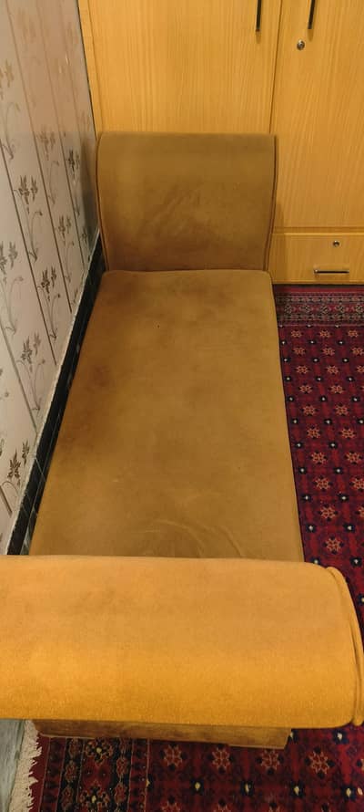 SELLING URGENTLY 3 SEATER SOFA