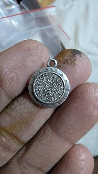 chandi ka pandora ka locket hai