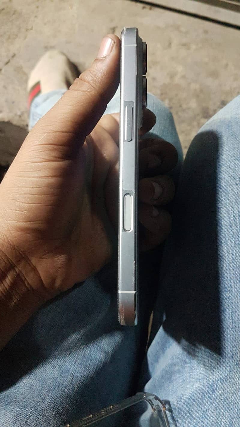 iPhone 16 pro 2