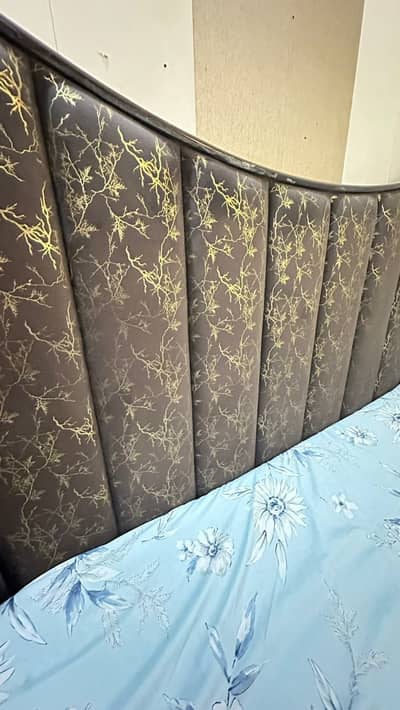 Lakri ka mazboot treen bed with 2 side table