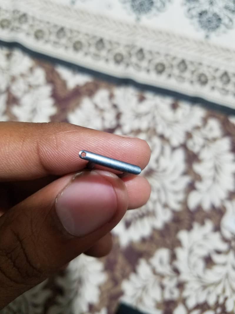 iPhone 7 Sim Tray. 4