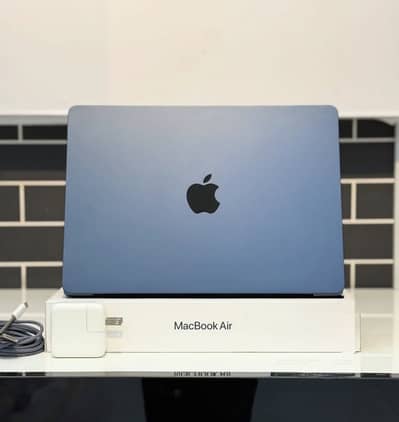 MacBook Air M2 13.6” (2022) 8GB/256GB – With Complete Box