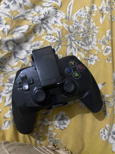 Wireless game controller