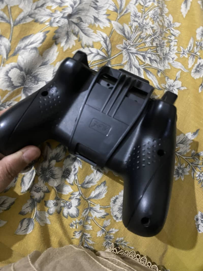 Wireless game controller 4