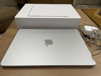 MacBook Air M2 16GB / 1TB – With Box – Minimal Use