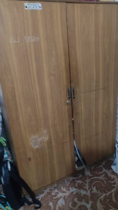 full cloth hanging almaari.