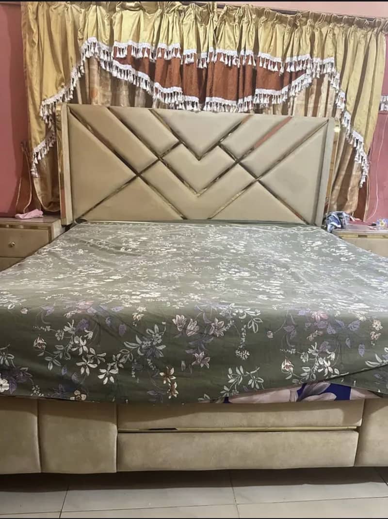 Bed with 2 side table 0