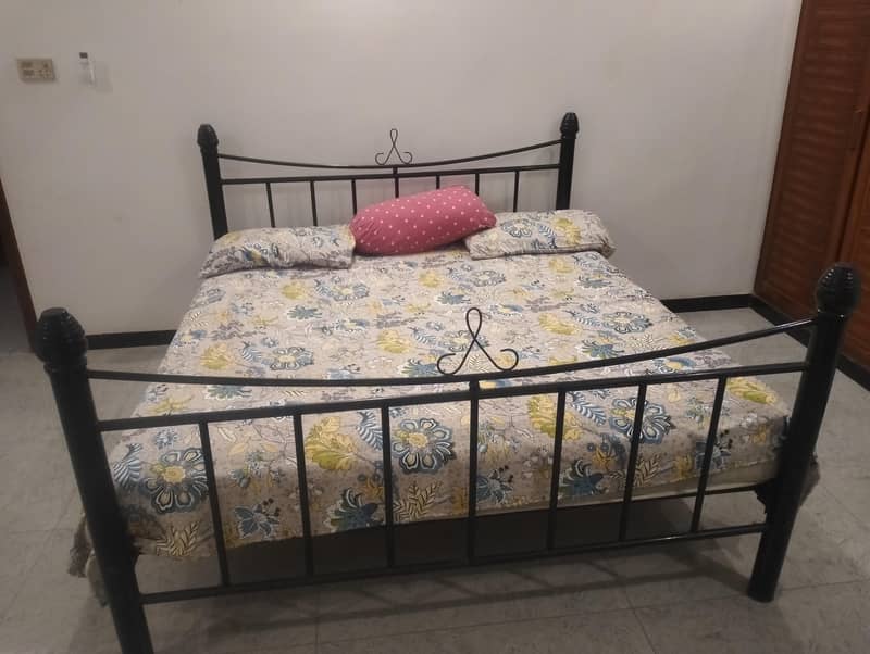 iron bed 0