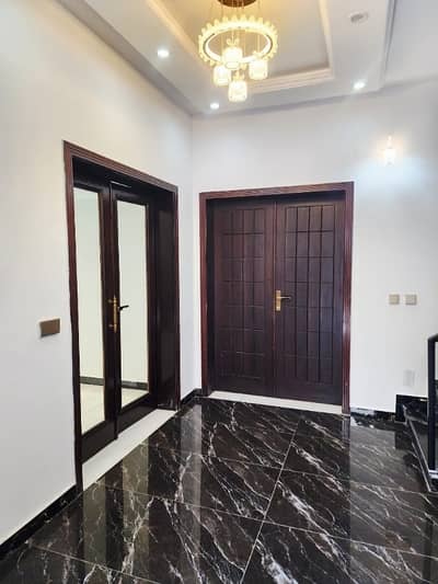 BEHTREEN HOUSE FOR RENT EASY TO APROCH MAIN RAIWIND ROAD