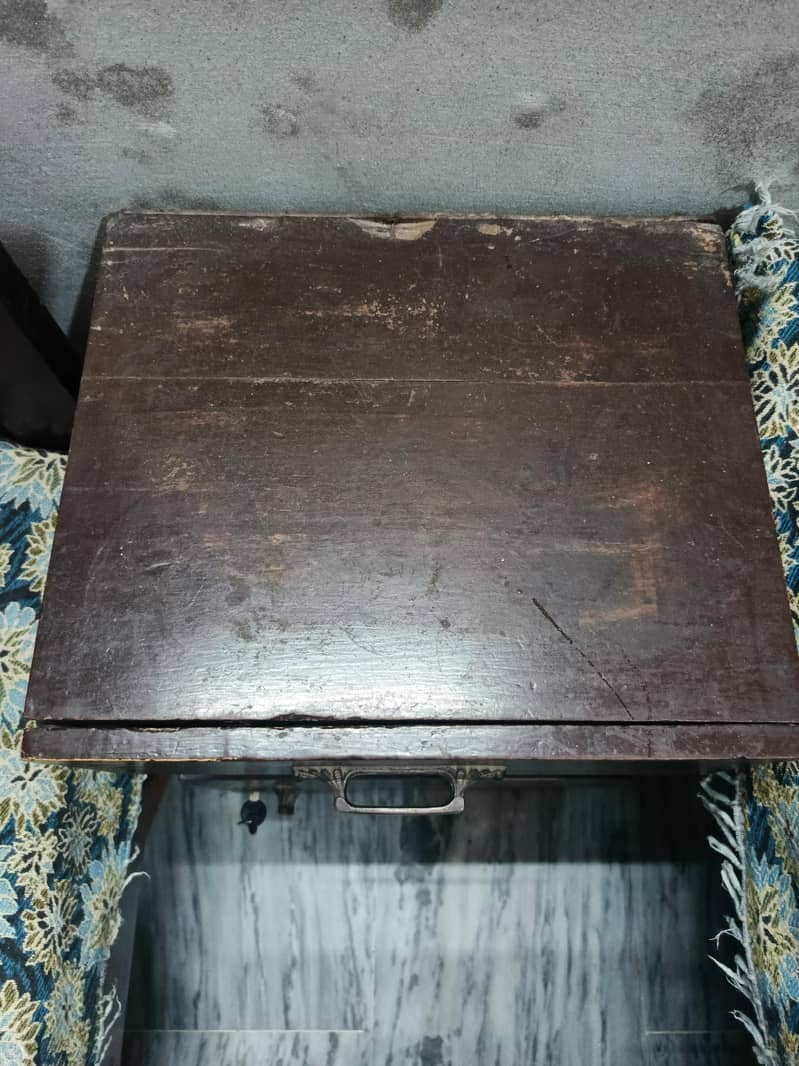 Single Bed with Side Table. . . 0