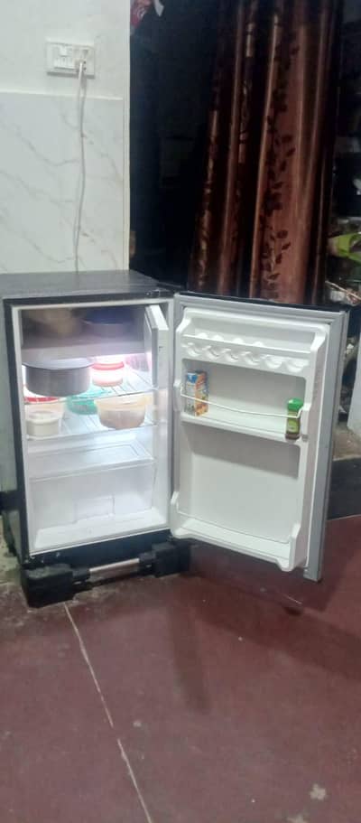 Dawlanance mini fridge