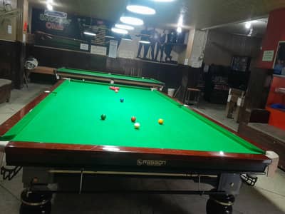 chalta huwa snooker club is k sath ak shop b ha.