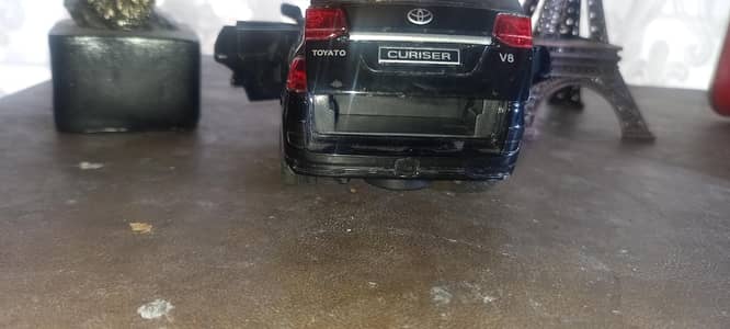 DIE CAST LAND CRUISER