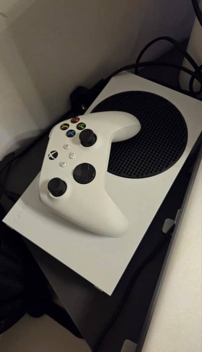 Xbox Series S with 1 controller