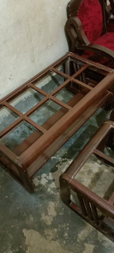 3 table hai do side table sath mirror b hai