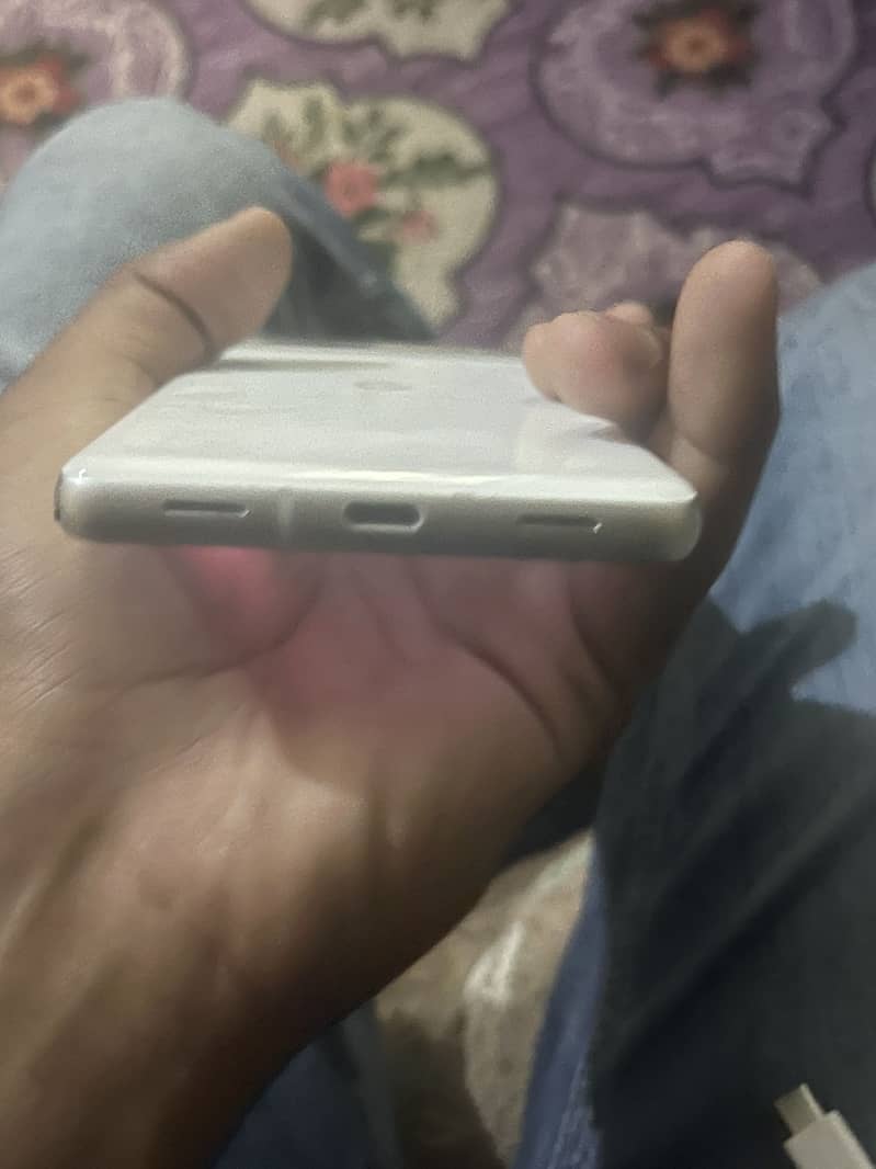 Google pixel 7a 4
