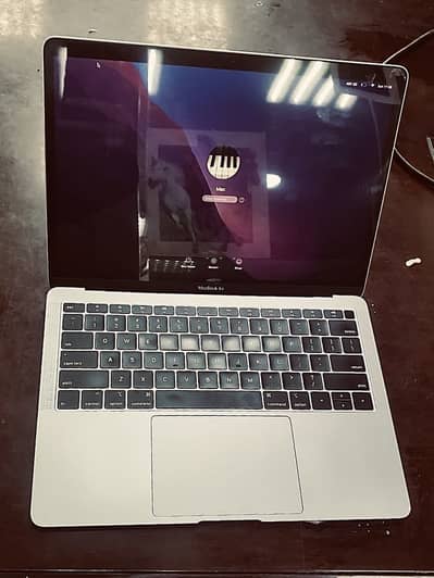 Apple MacBook Air 2018 Core i5 / 8GB RAM / 256GB SSD Retina
