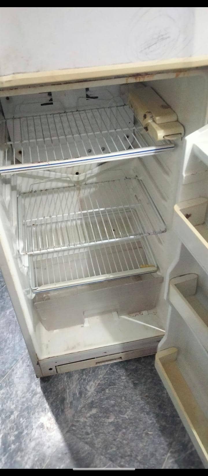 a nice working fridge 2