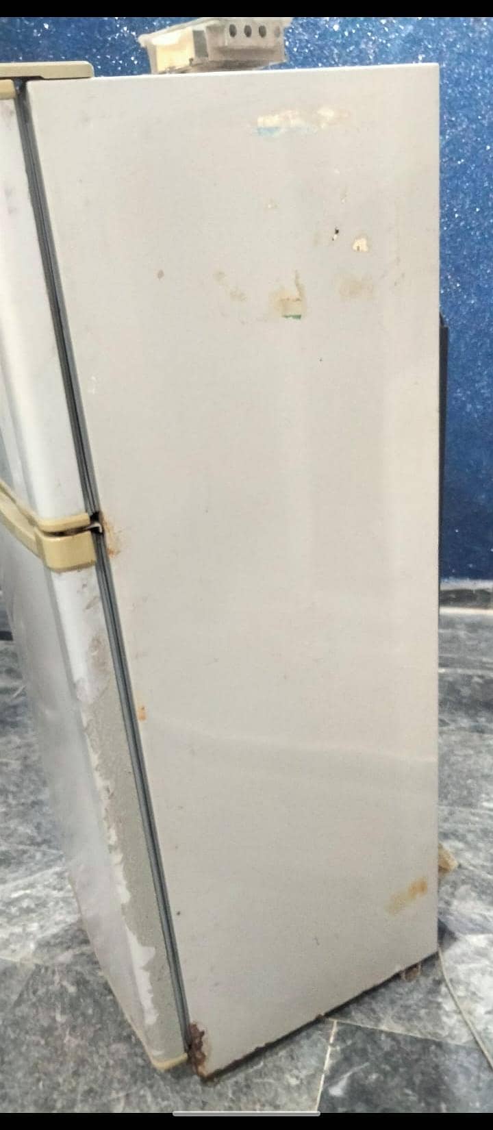 a nice working fridge 3