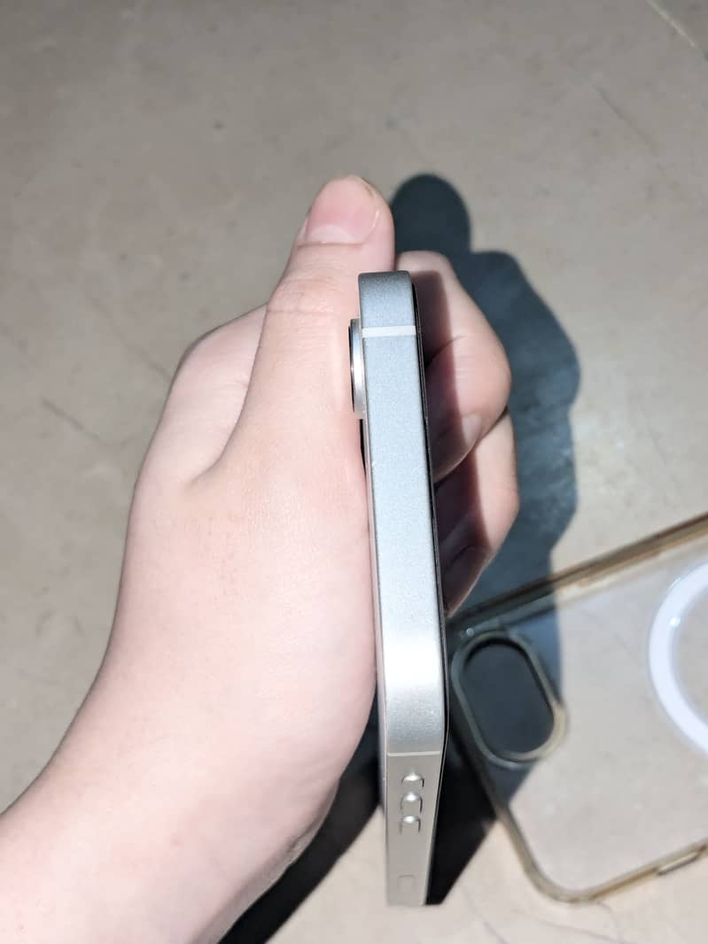 Iphone 16e 5
