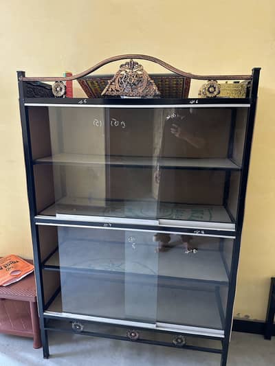 Almari & show case urjunt sale