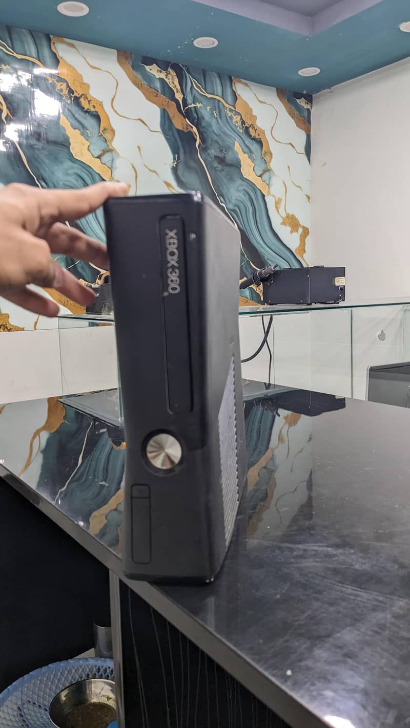 Xbox 360 with multiple game 4