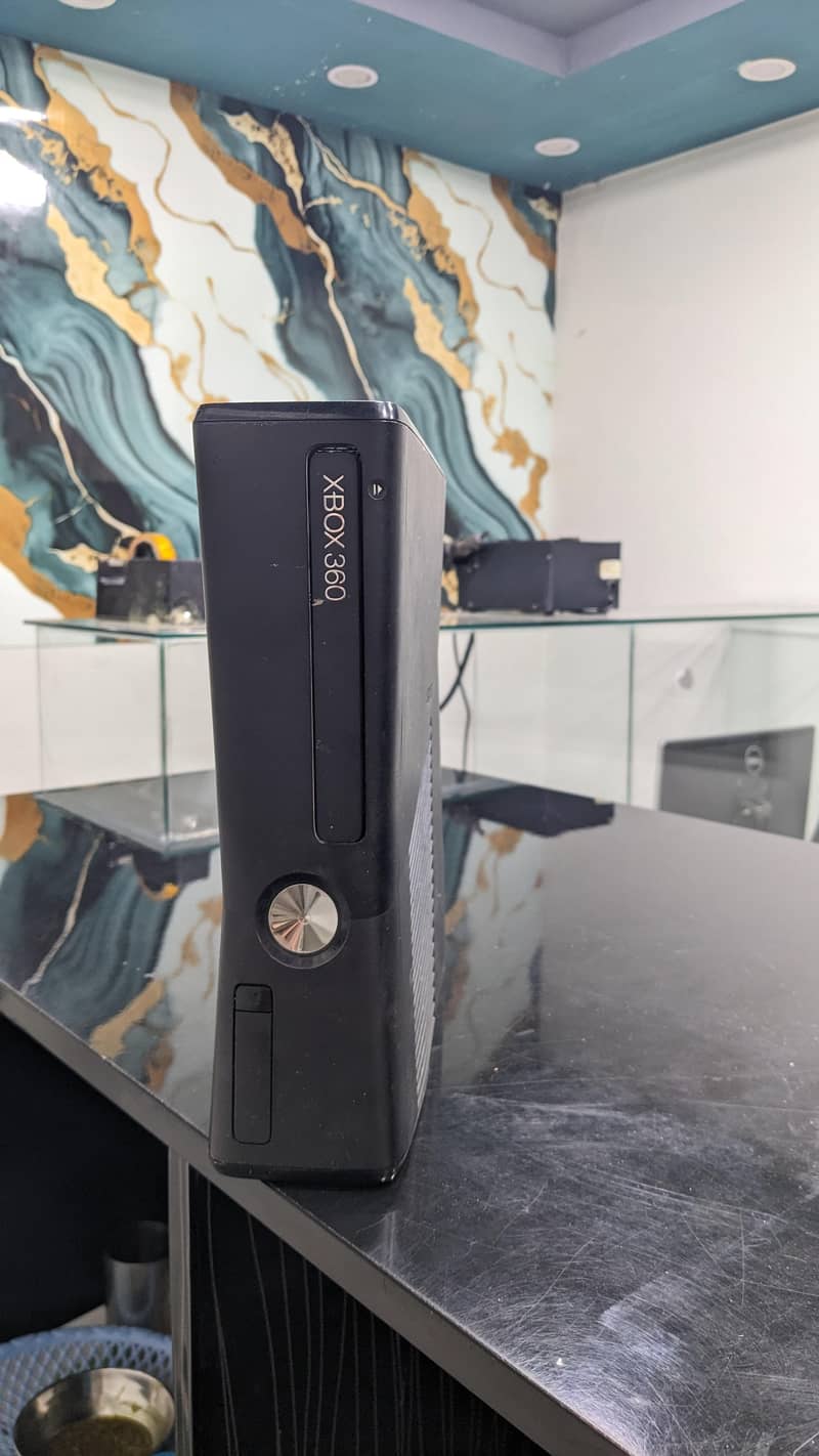 Xbox 360 with multiple game 7