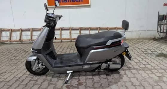 Revoo electric scooty available in excellent condition.