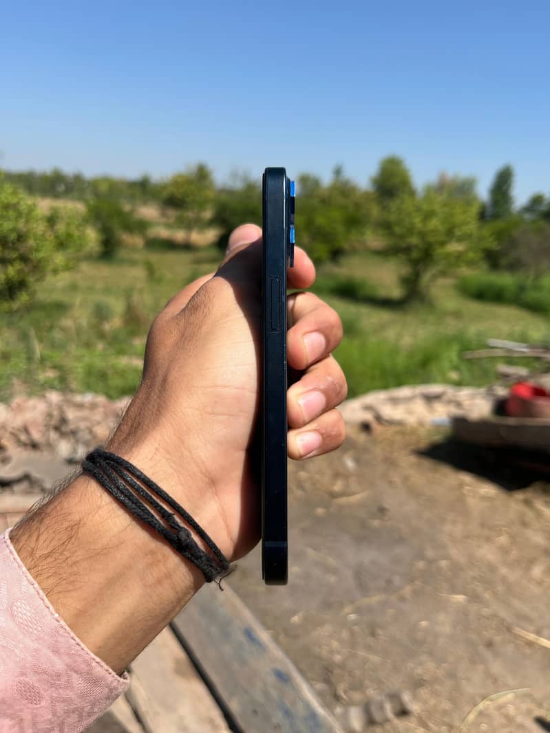 iPhone 13 4