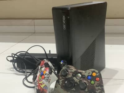 Xbox 360 + 2 Controllers + Power Upply