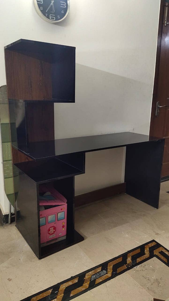 Computer table 1