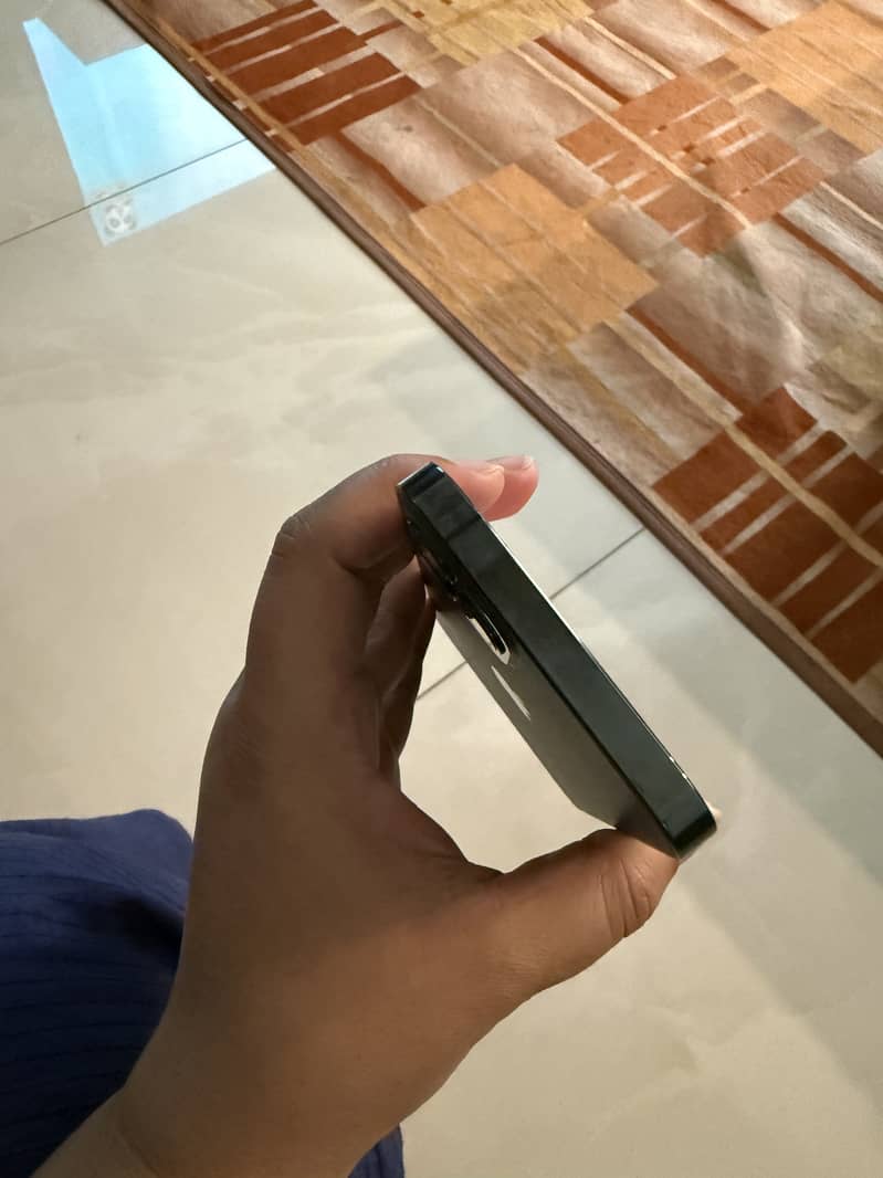 Apple iPhone 12 4