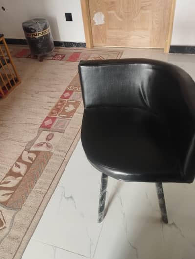 1 tabal and 4 chair