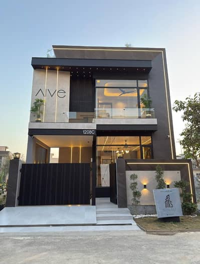 5 MARLA ONE OF MOST LUXURIOUS HOUSE FOR RENT IN DHA AT PRIME LOCATION