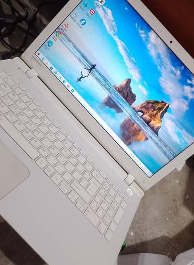 thoshiba core i3 4th gen 4gb ram 500gb HDD laptop for sale