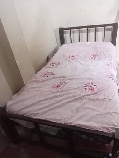 2 single bed with side table