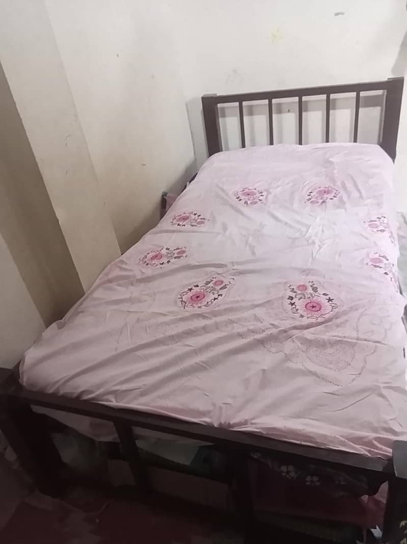 2 single bed with side table 0