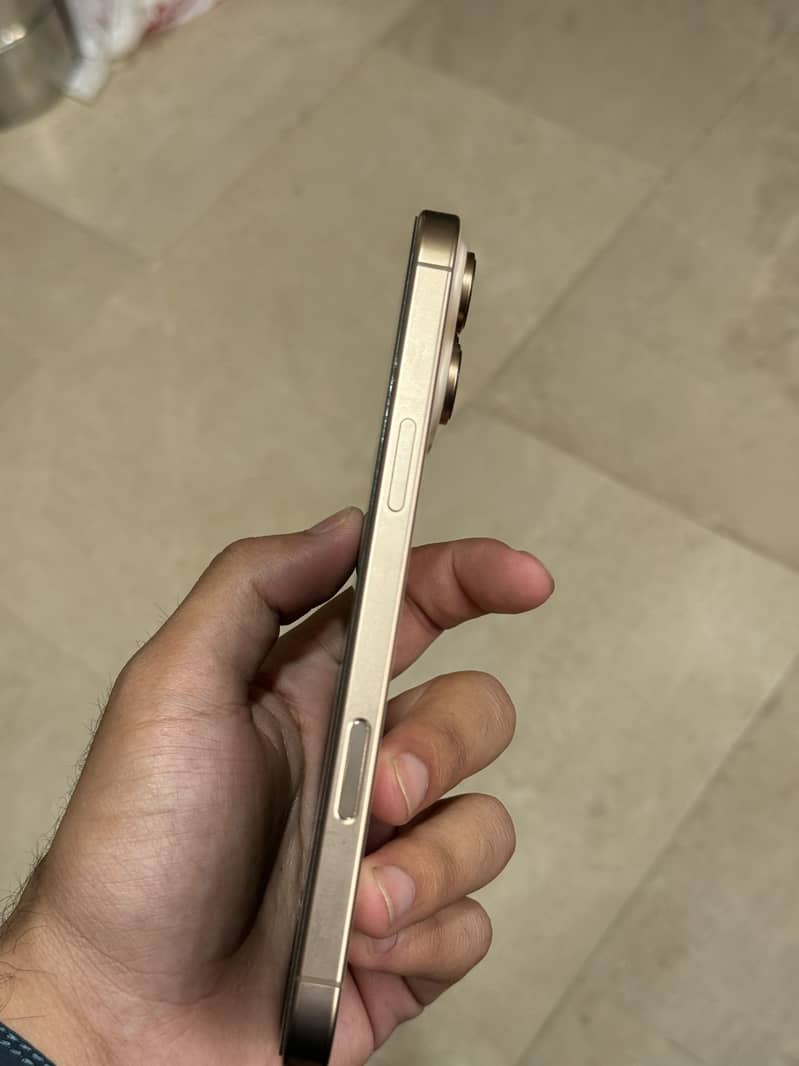IPHONE 16 PRO MAX 4