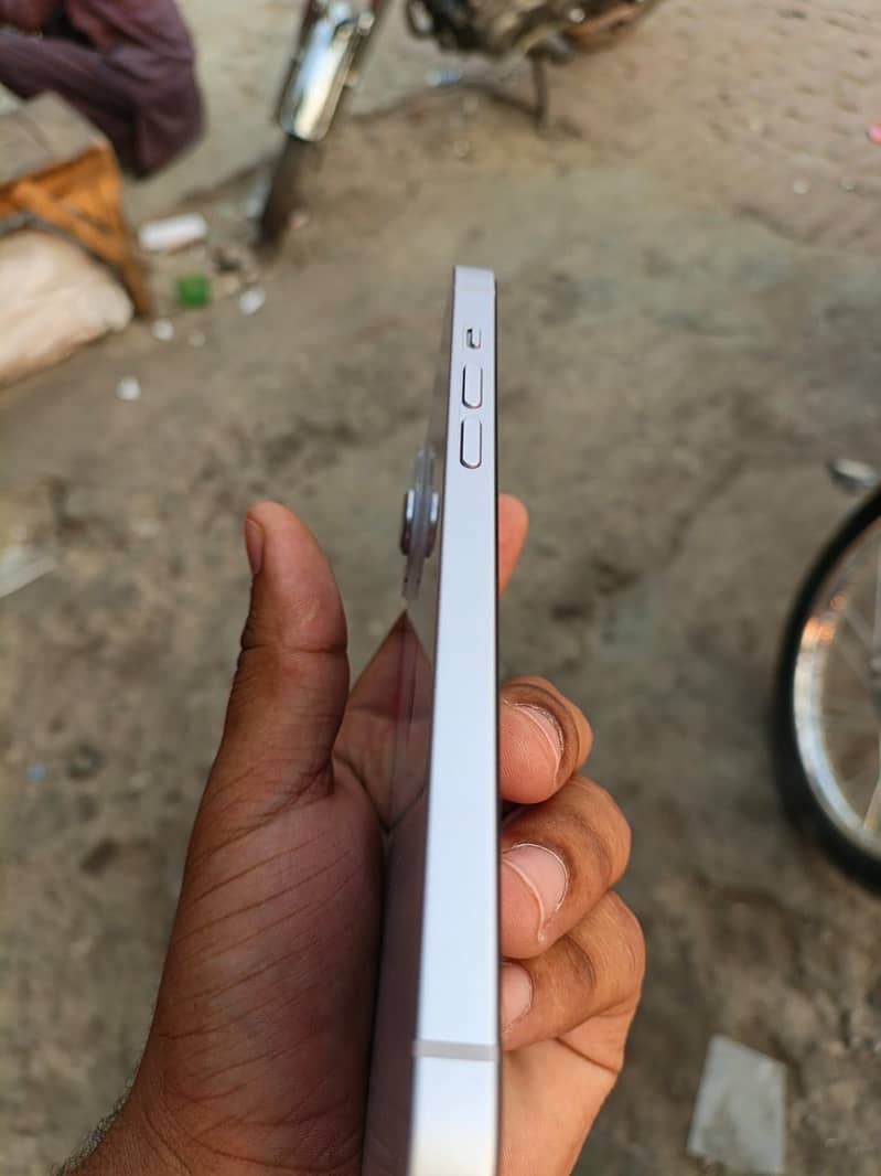 iPhone 14plus scratch less mobile 0