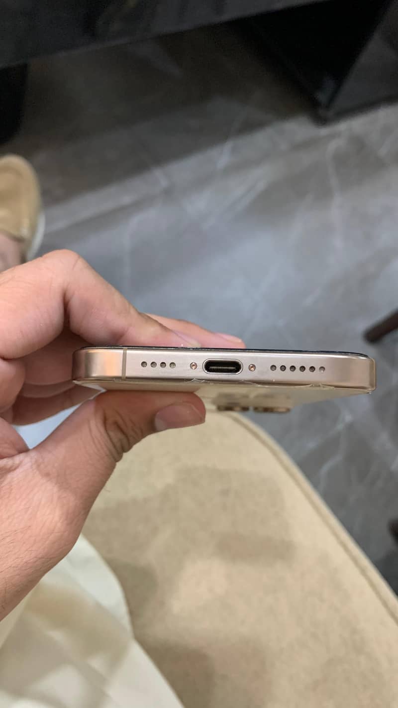 iPhone 16 pro max 3