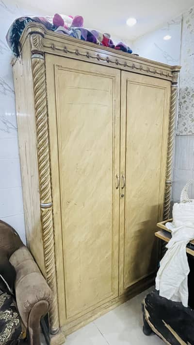 Urgent Sale Almari In low price
