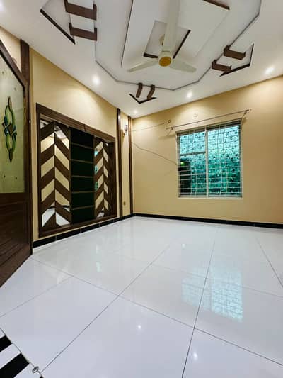5 Marla Brand New Lower Portion for Rent Near Emporium Mall