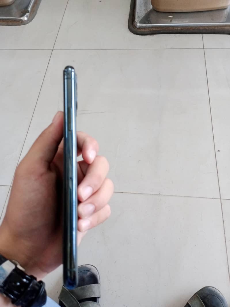 iphone 11 pro max , back broken 1