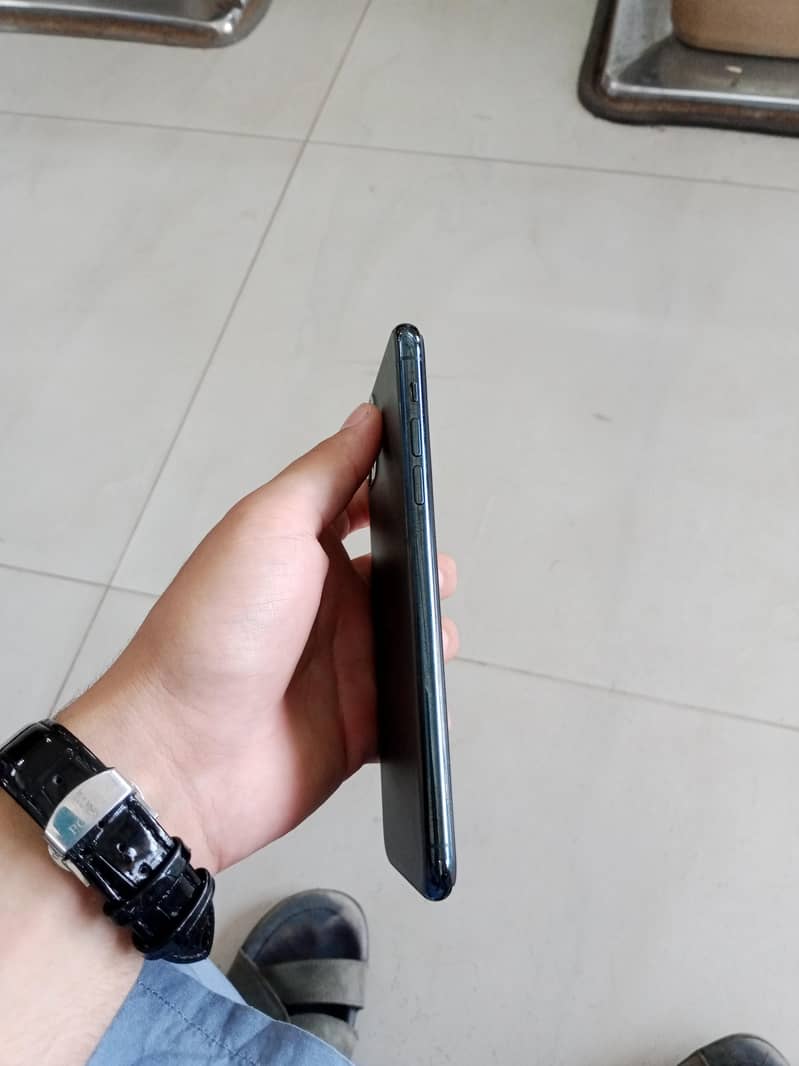 iphone 11 pro max , back broken 3