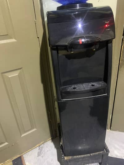 Black color water dispenser