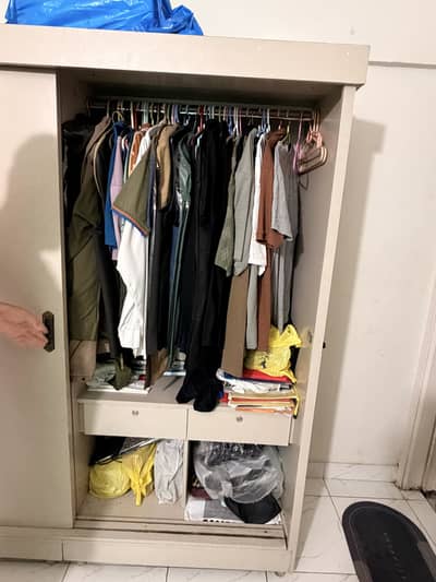Single bed with wardobe and dressing table