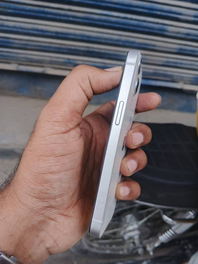 iPhone 13 3