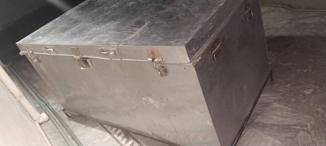 Iron Box / Peti 6 ft with stand