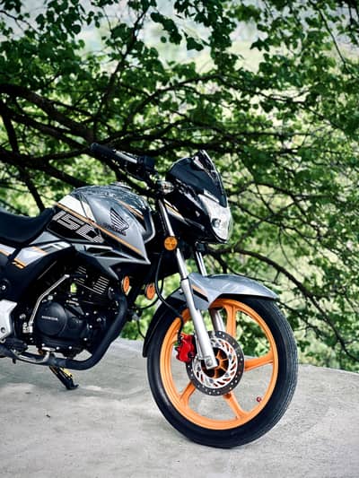 selling 10/10 honda CB150F special edition bike.