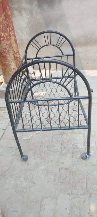 بچوں کے لیے جھولا